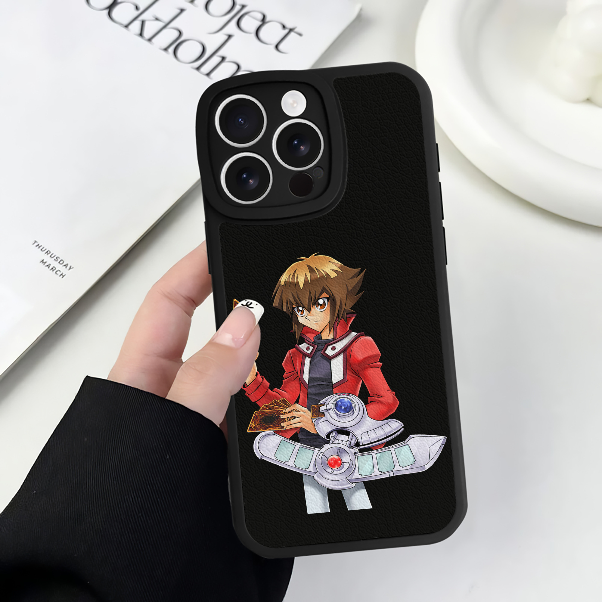 （画像用） 遊☆戯☆王 Yu-Gi-Oh! 【iPhone 16シリーズ対応】シリコンスマホケース（レザー調） 材質：シリコン